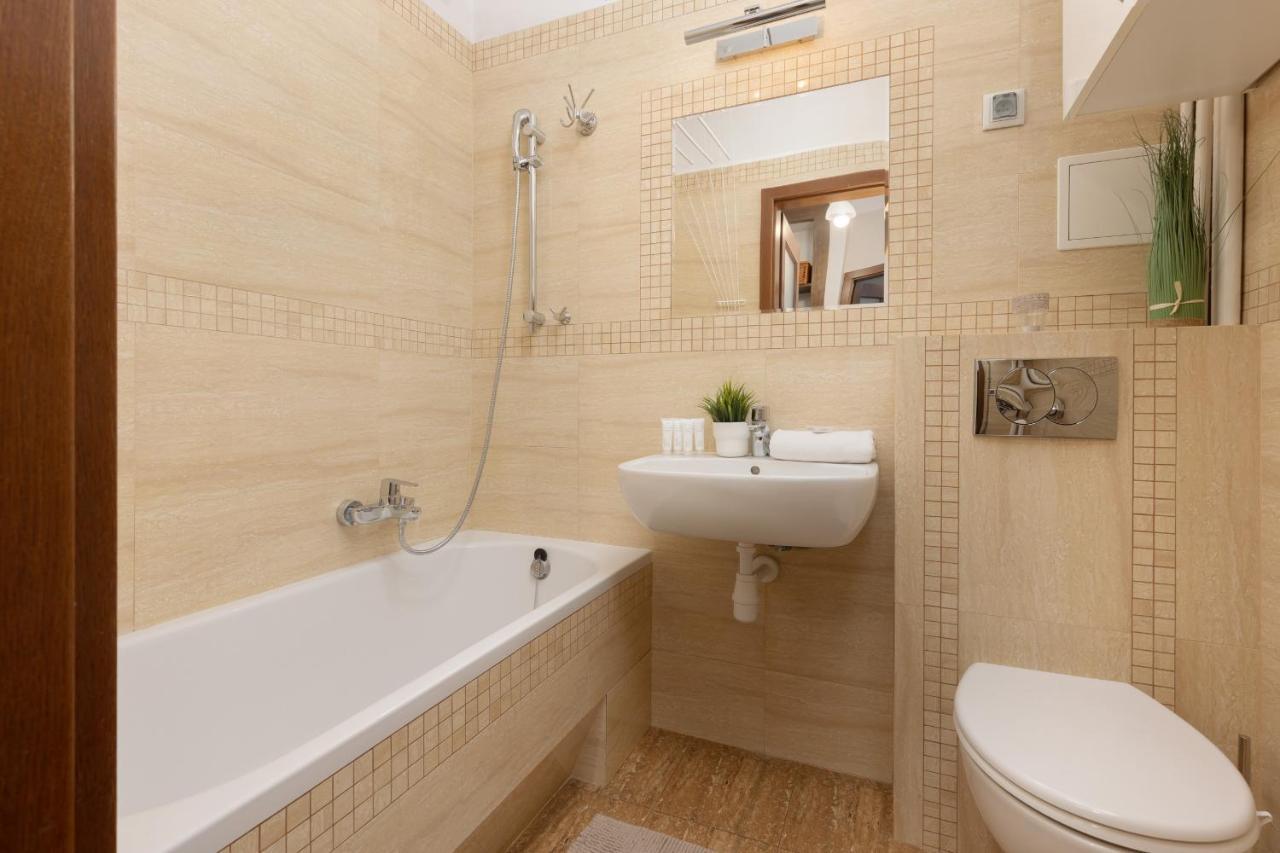 Metro Raclawicka Cozy Studio Apartment By Noclegi Renters Varsó Kültér fotó